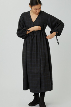 Платье на запах с широкими рукавами длины макси в темно-серую клетку