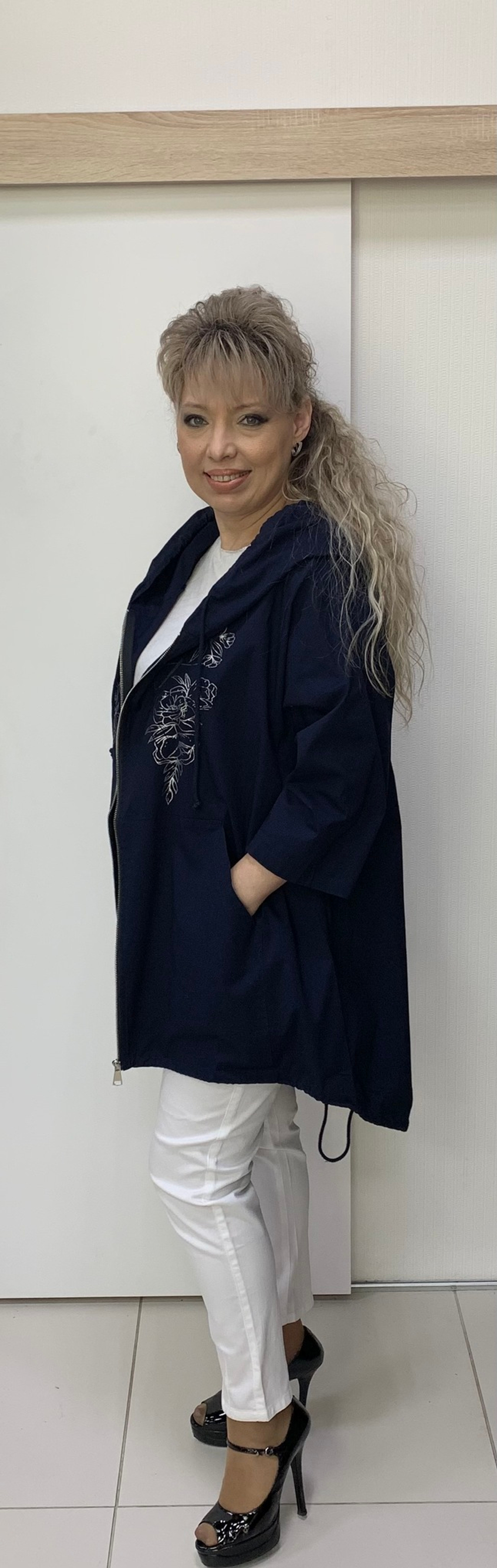 Ветровка-пыльник с "серебристым" принтом на груди