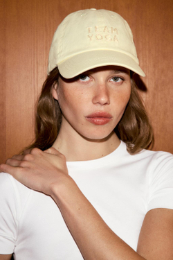 ZARA КЕПКА ИЗ САРЖИ С ВЫШИВКОЙ СОБАКИ, СВЕТЛО-ЖЕЛТЫЙ