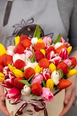 Шляпная коробка с клубникой и тюльпанами "Весенний сад"