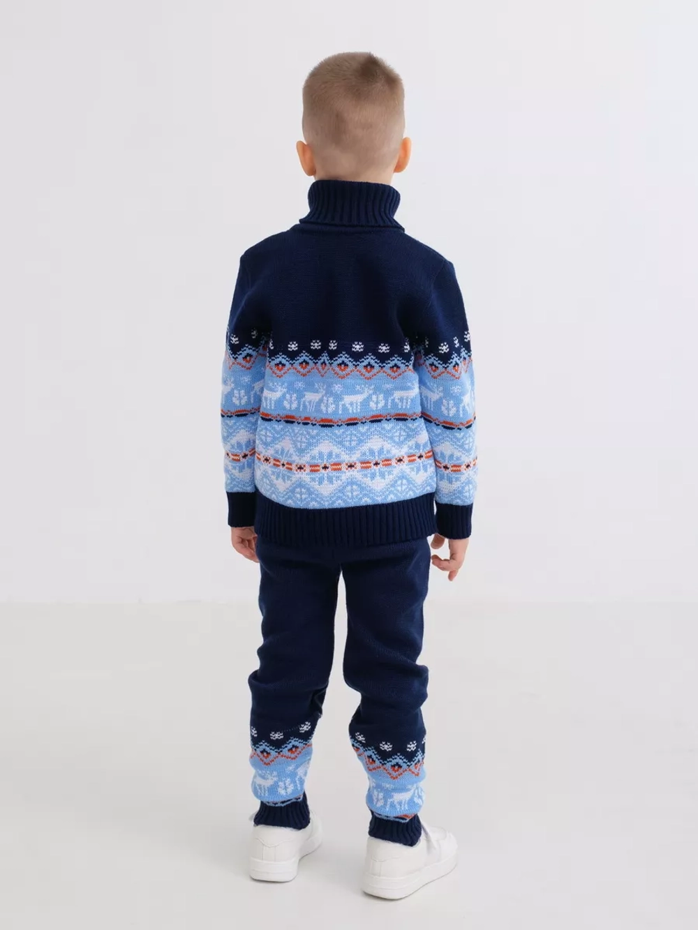 Свитер вязаный с горлом