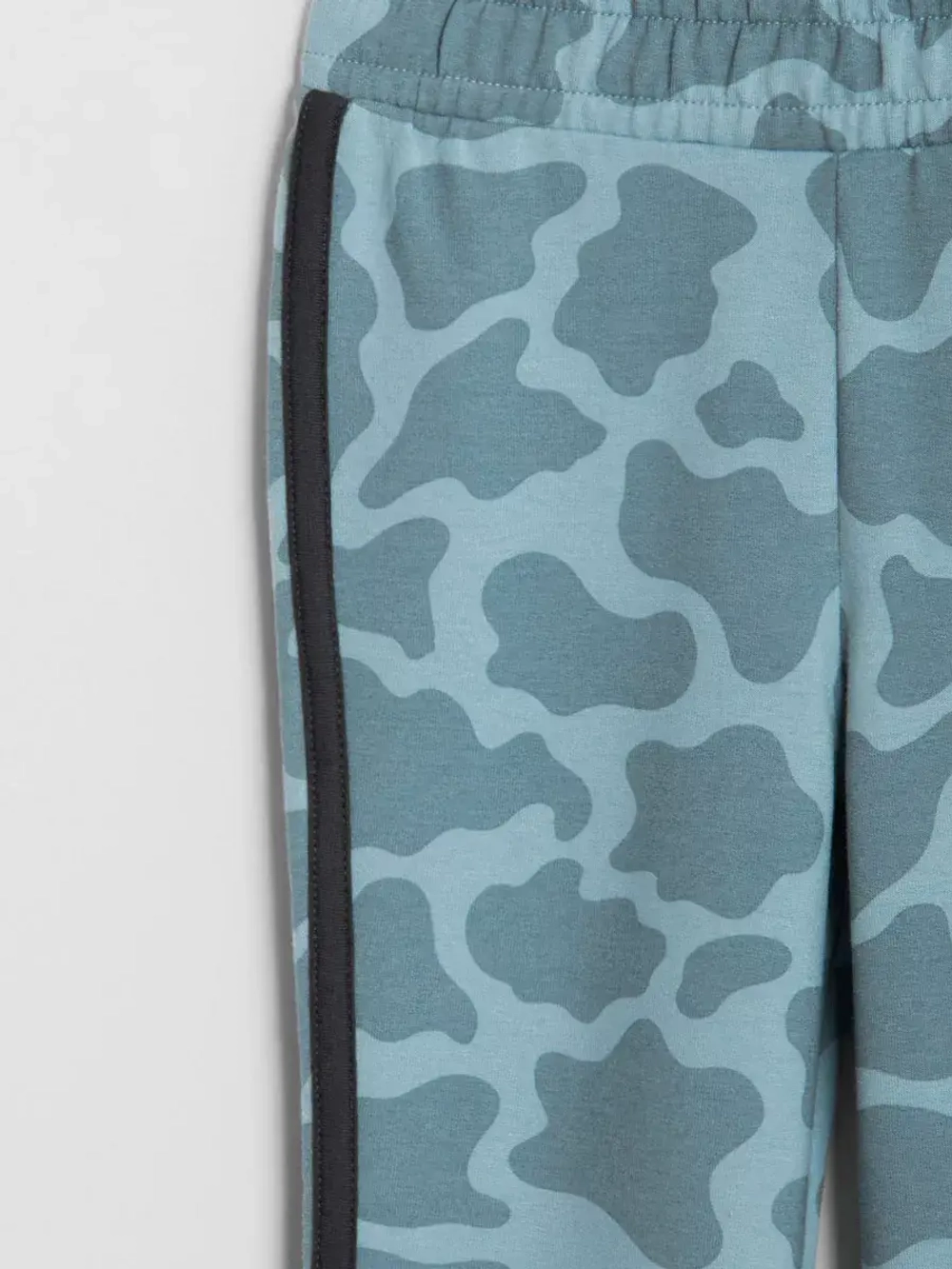 Спортивный костюм для девочек с жирафом