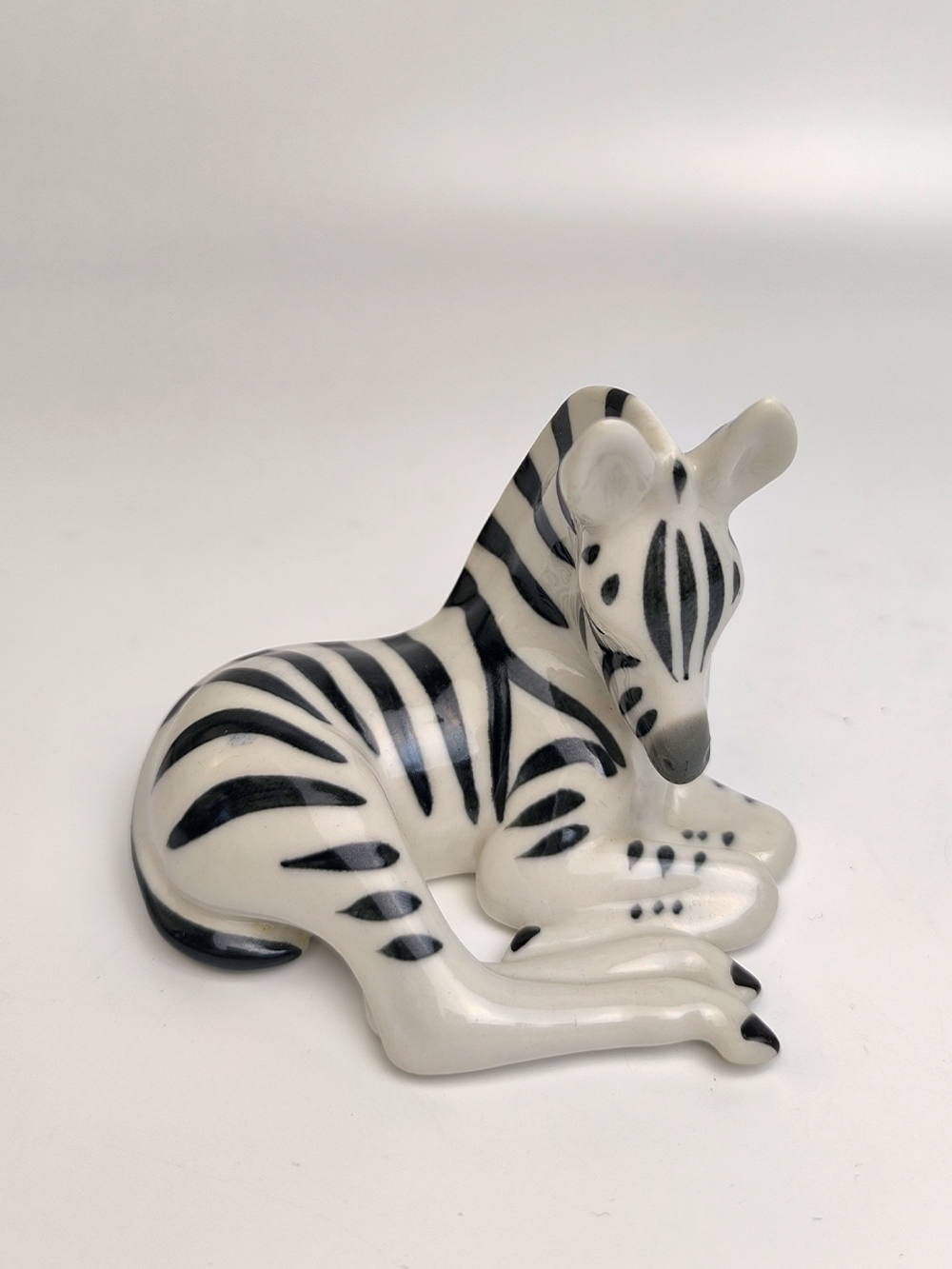 Фарфоровая статуэтка "Зебренок лежащий" ЛФЗ