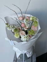 Букет из маттиолы, веток спиреи, диантусов, оксипеталума и кустовых пионовидных роз