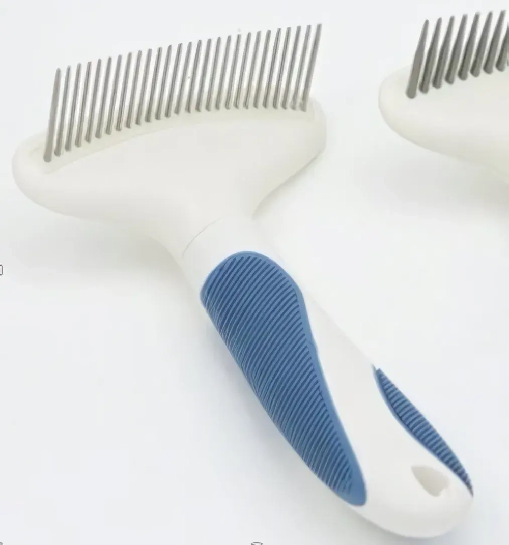 Расческа - пуходёрка для животных «ЛАПУСИКИ», коллекция БРО, прорезиненная ручка, цвет белый/голубой, 11.5*16.5см (блистер)