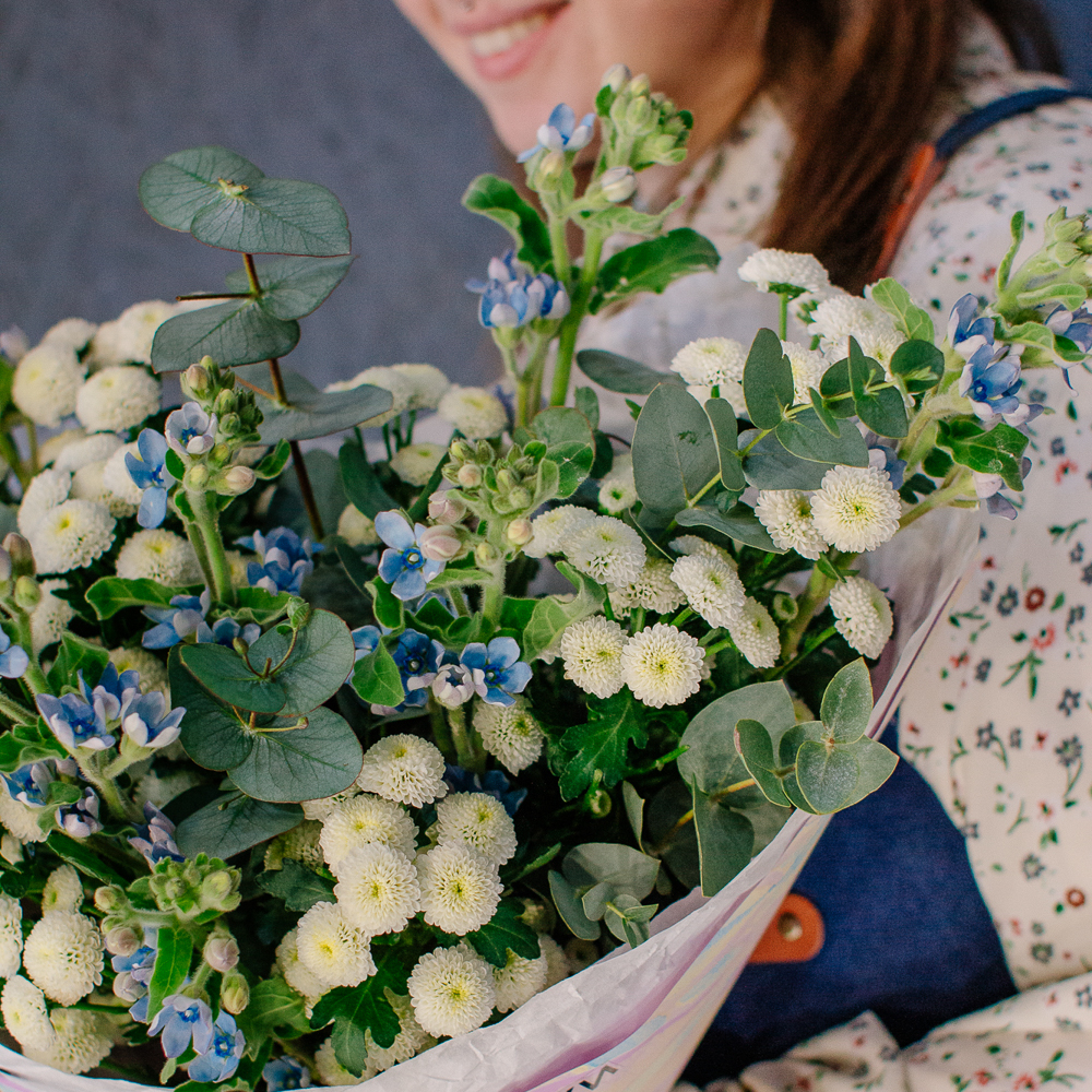 142. Романтичный стойкий букет с оксипеталумом и сантини