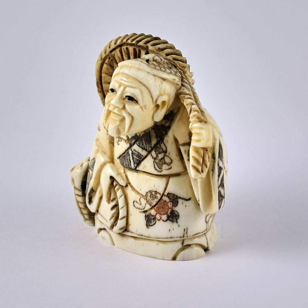 Нэцкэ Монах с волшебной шляпой и кузовом рыбы