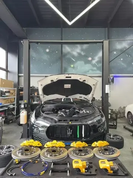 Усиленная тормозная система Maserati Levante M161 Рестайлинг 2021+ Мазерати Леванте Тормоза Суппорт Тормозные диски Колодки