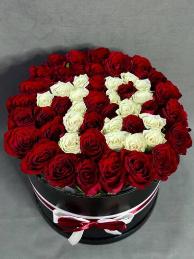 Шляпная коробка из белых и красных роз на Восемнадцатилетие
