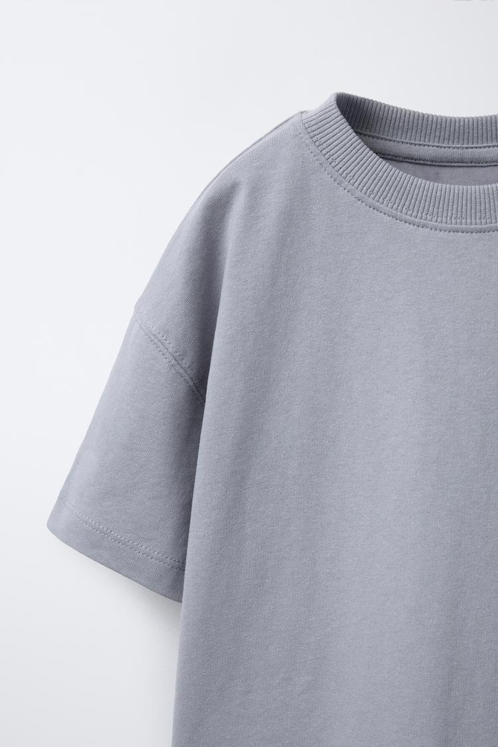 ZARA КОМПЛЕКТ ИЗ ФУТБОЛКИ И ШОРТОВ, СВЕТЛО-СЕРЫЙ