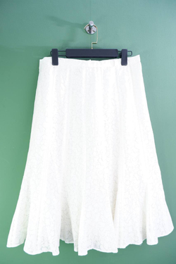 Юбка достаточно нарядная за счет цвета и рисунка на ткани 48-50 размер