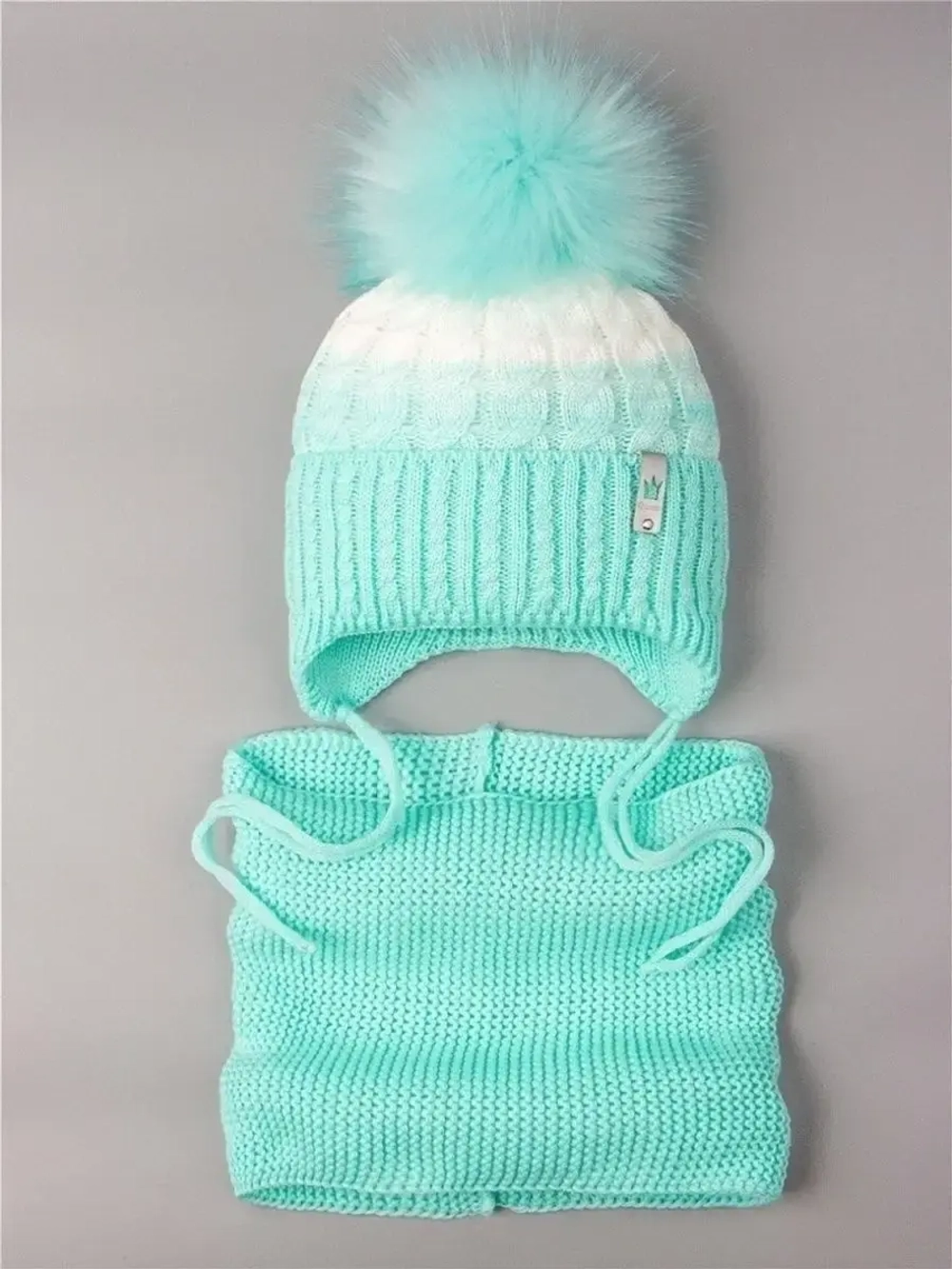 Шапка зимняя вязаная с помпоном и снуд для девочки