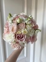 Свадебный букет из одноголовых роз, маттиолы, диантусов, кустовых пионовидных роз и лизиантуса