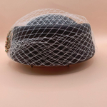 ТАблетка с Вуалью и брошью.