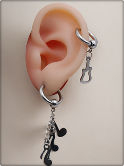 Серьги кольца "Гитара, ноты" асиметричные стальные.