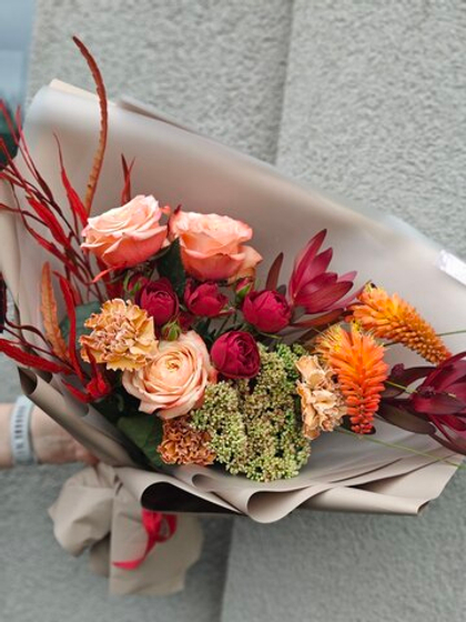 Роскошный букет с пионовидной розой кахала, гривеллией, удивительными диантусами