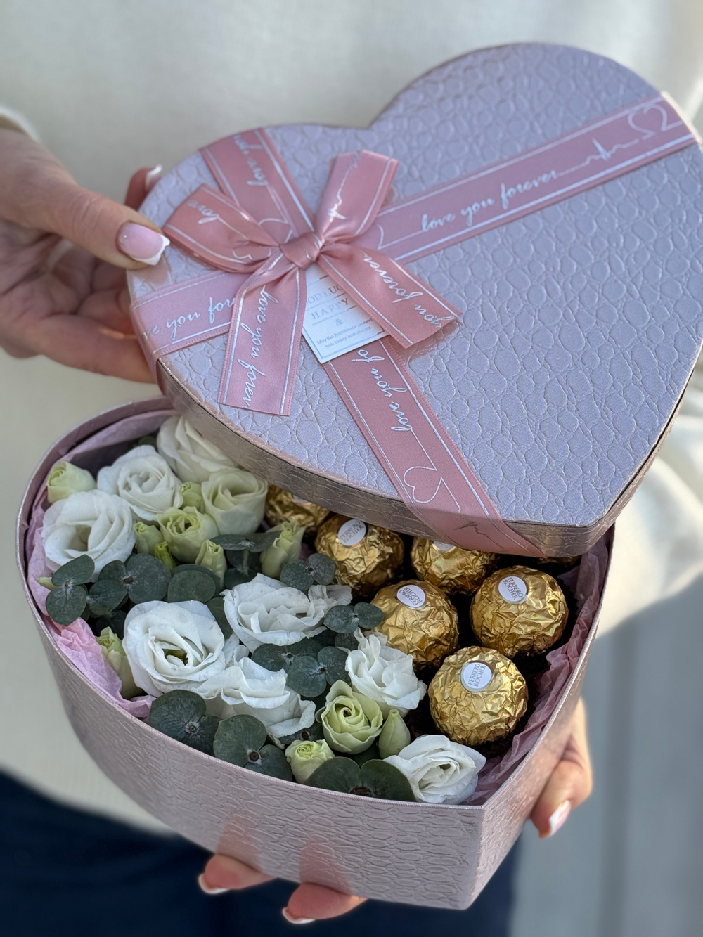 «Сердце» с лизиантусом, эвкалиптом и конфетами от Флора Маркет