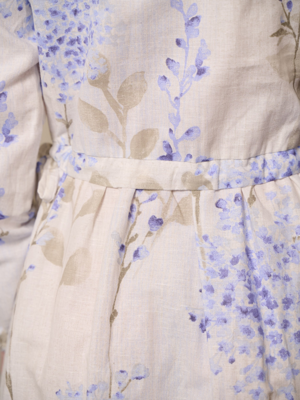 Платье белое с кружевом