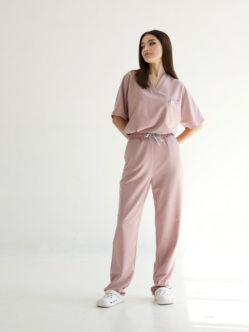 Медицинский костюм Oversize розовый расслабленный крой на модели