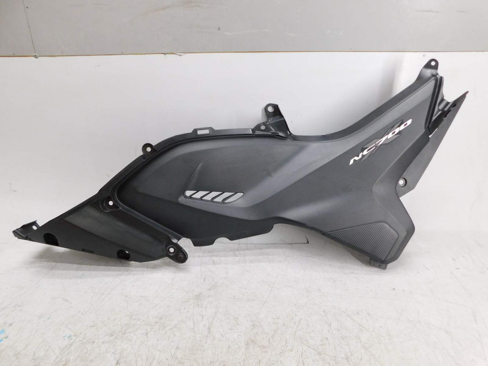Пластик боковой левый Honda NC700 NC750 83701-MGS-D300.