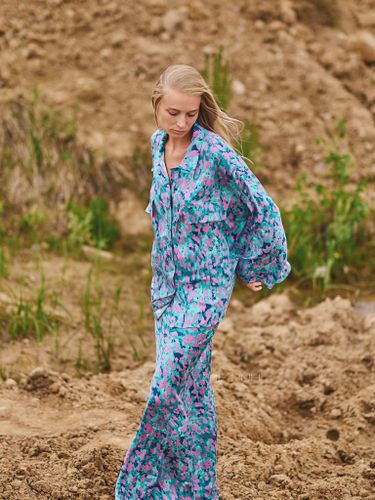 Розово-голубой костюм-двойка с принтом