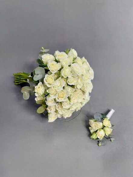 Букет невесты и бутоньерка из белых кустовых роз