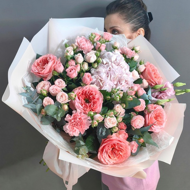 Букет с гортензией и пионовидными розами