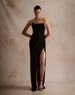 Черное вечернее платье с высоким разрезом