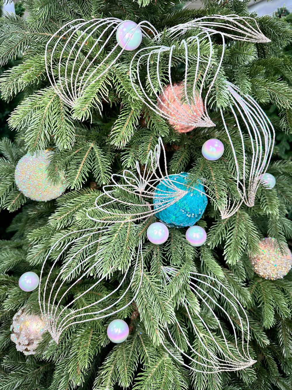 Веточка с резными листьями 86см ChristmasDeLuxe перламутровая с серебряным глиттером