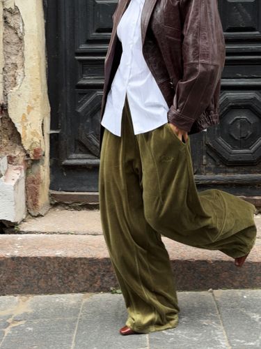 Зеленые спортивные брюки из велюра