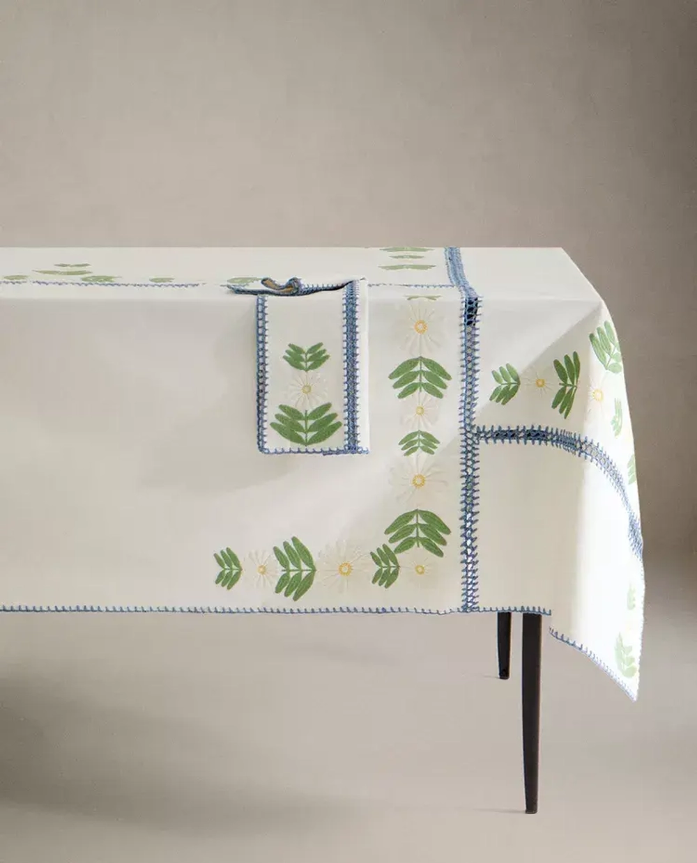 ZARA HOME СКАТЕРТЬ С КОНТРАСТНОЙ ВЫШИВКОЙ, ЭКРЮ