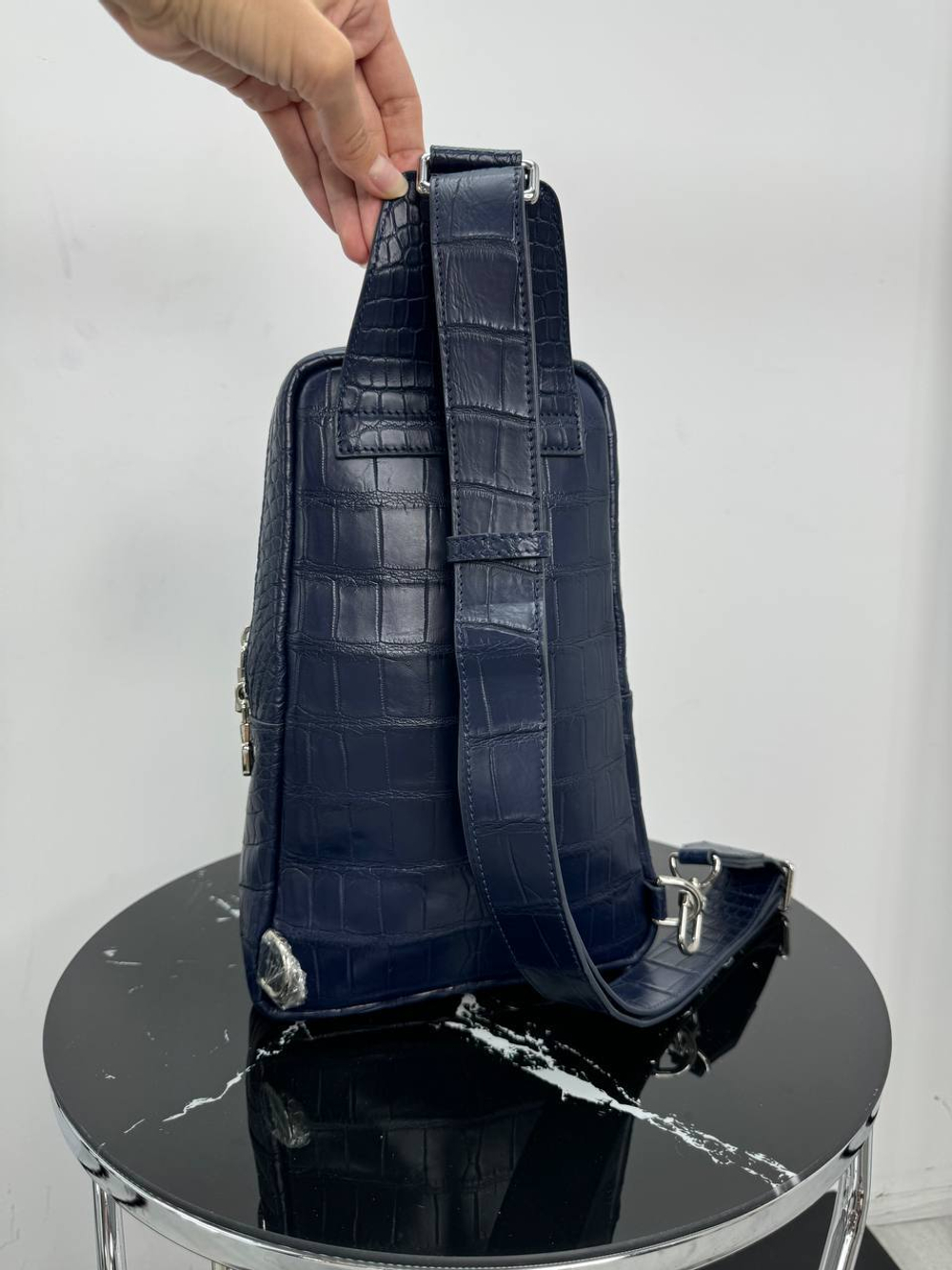Сумка-слинг Louis Vuitton из кожи крокодила
