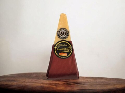 Сыр Cantarelli Parmigiano Reggiano 60 месяцев 0.3-0.33 кг