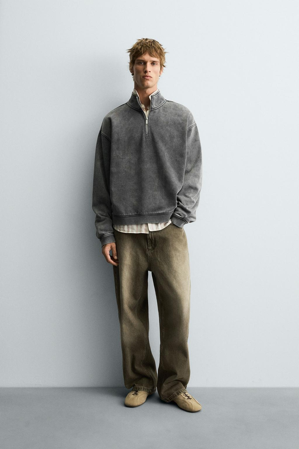 ZARA ТОЛСТОВКА С ЭФФЕКТОМ ПОТЕРТОСТИ И ВОРОТНИКОМ НА МОЛНИИ, СЕРОВАТЫЙ