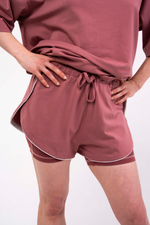 Мини-шорты с контрастным кантом