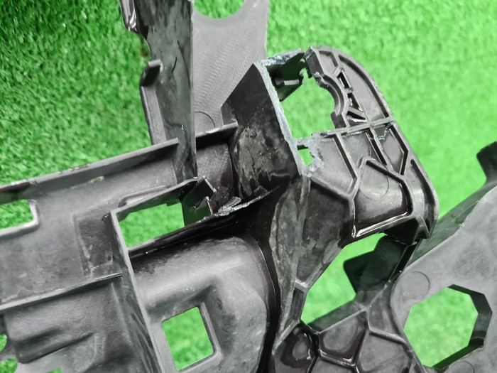 Кронштейн решетки VW Transporter T6 (2019-н.в.)