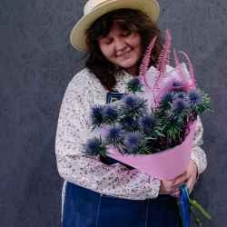 60. Запоминающийся сине-розовый букет с эрингиумом