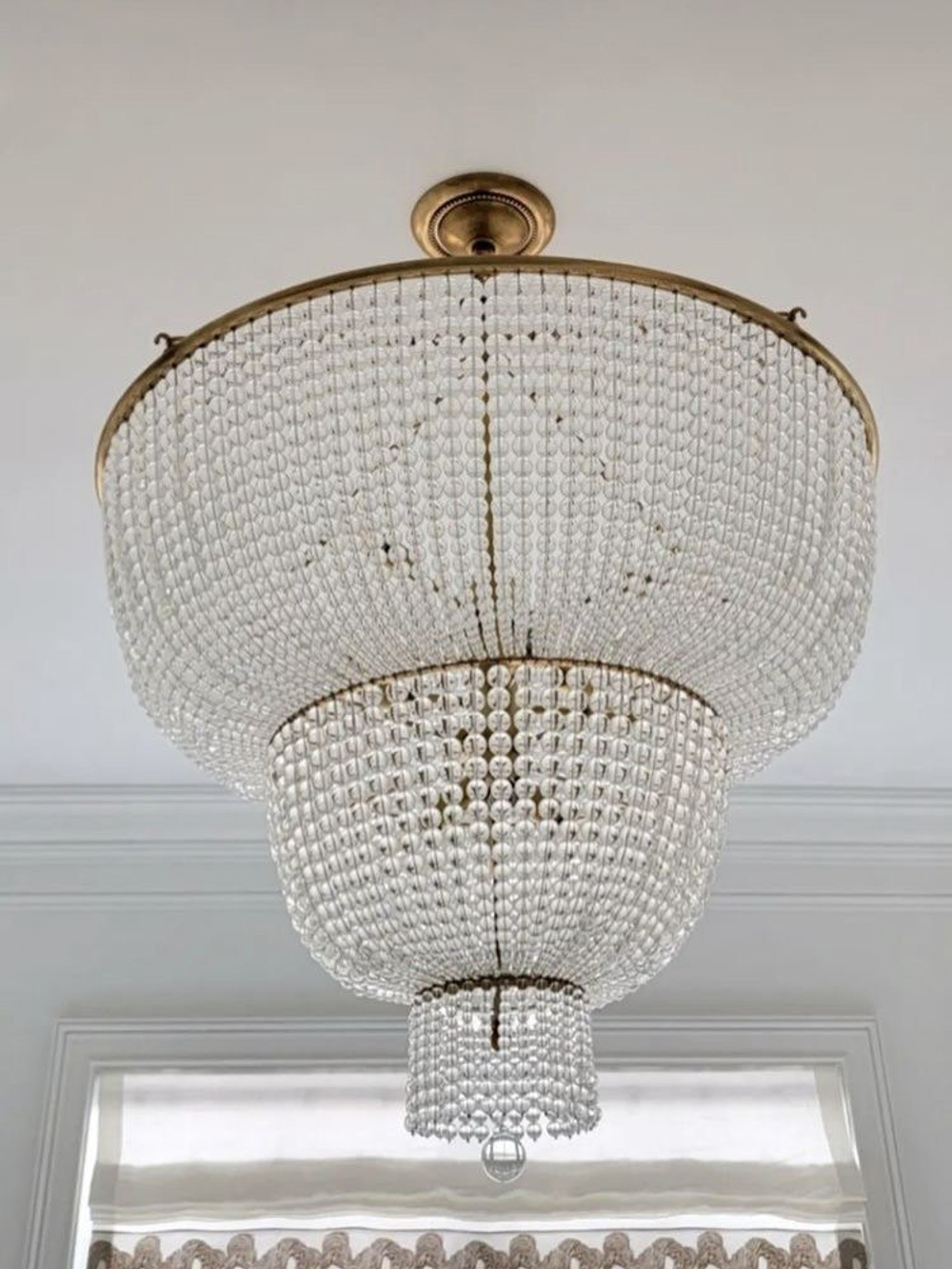 Роскошная люстра с каскадом жемчужных бусин на золотом основании ✨
