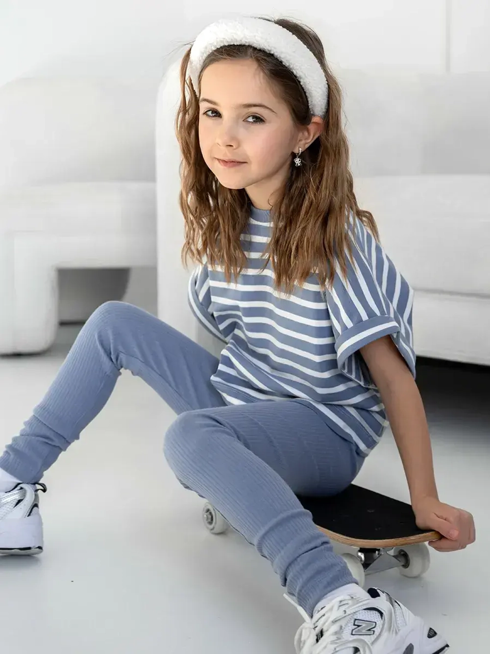 Голубой костюм для девочки на весну