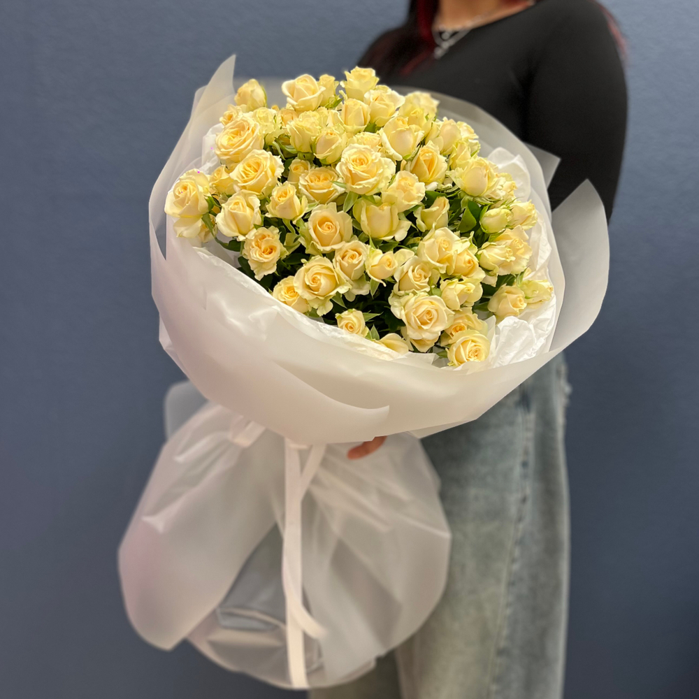 Букет из кустовых кремовых роз #37