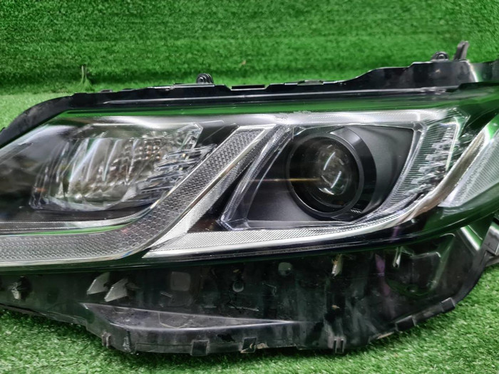 Битая Фара левая Toyota Camry xv70 (2017-н.в.) LED