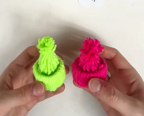 Делаем мини-шапочки из ниток