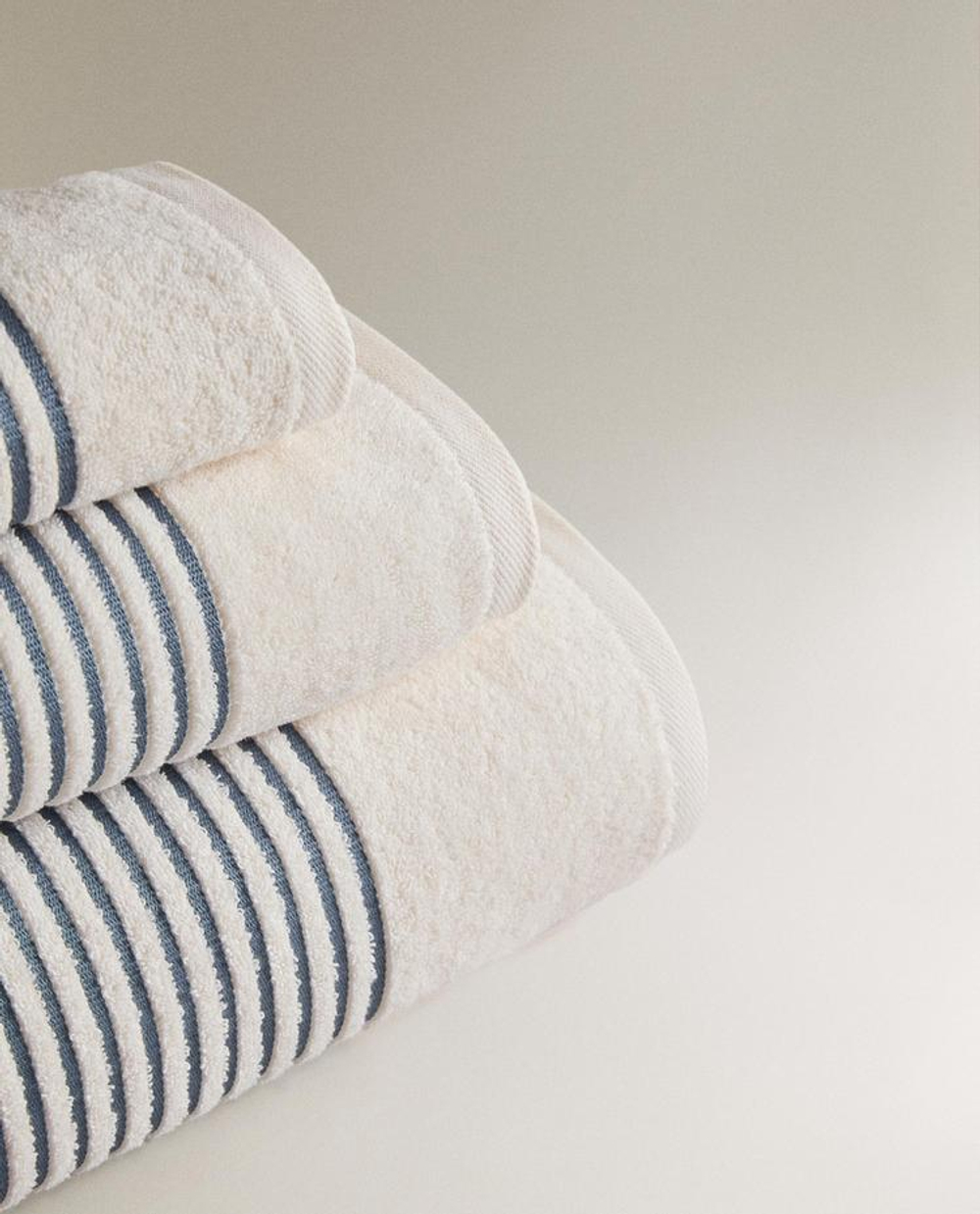 ZARA HOME БАННОЕ ПОЛОТЕНЦЕ ИЗ ХЛОПКА С КАЙМОЙ В ПОЛОСКУ, СИНИЙ