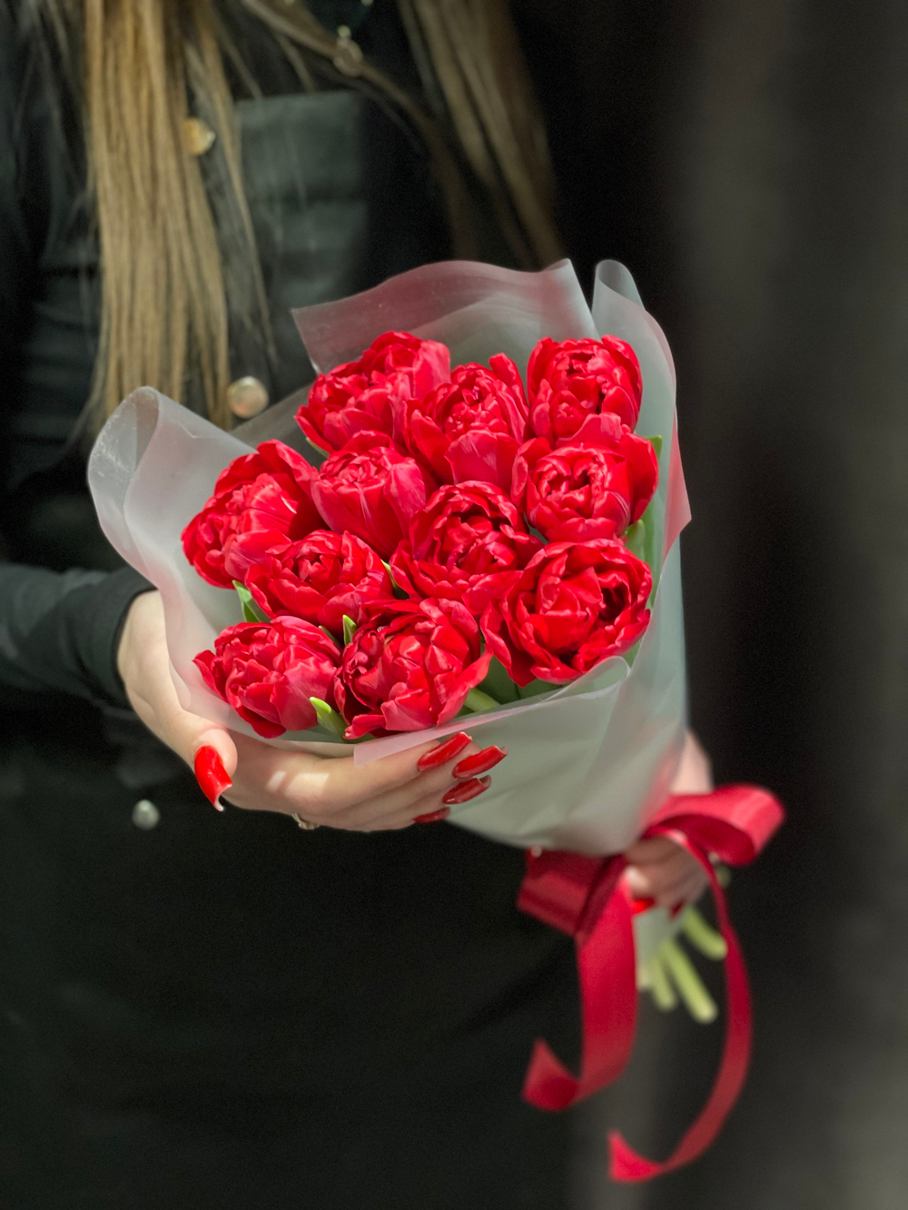 11 красных пионовидных тюльпанов