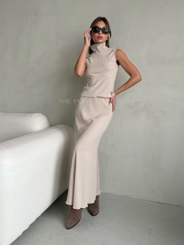 Бежевый трикотажный костюм в рубчик