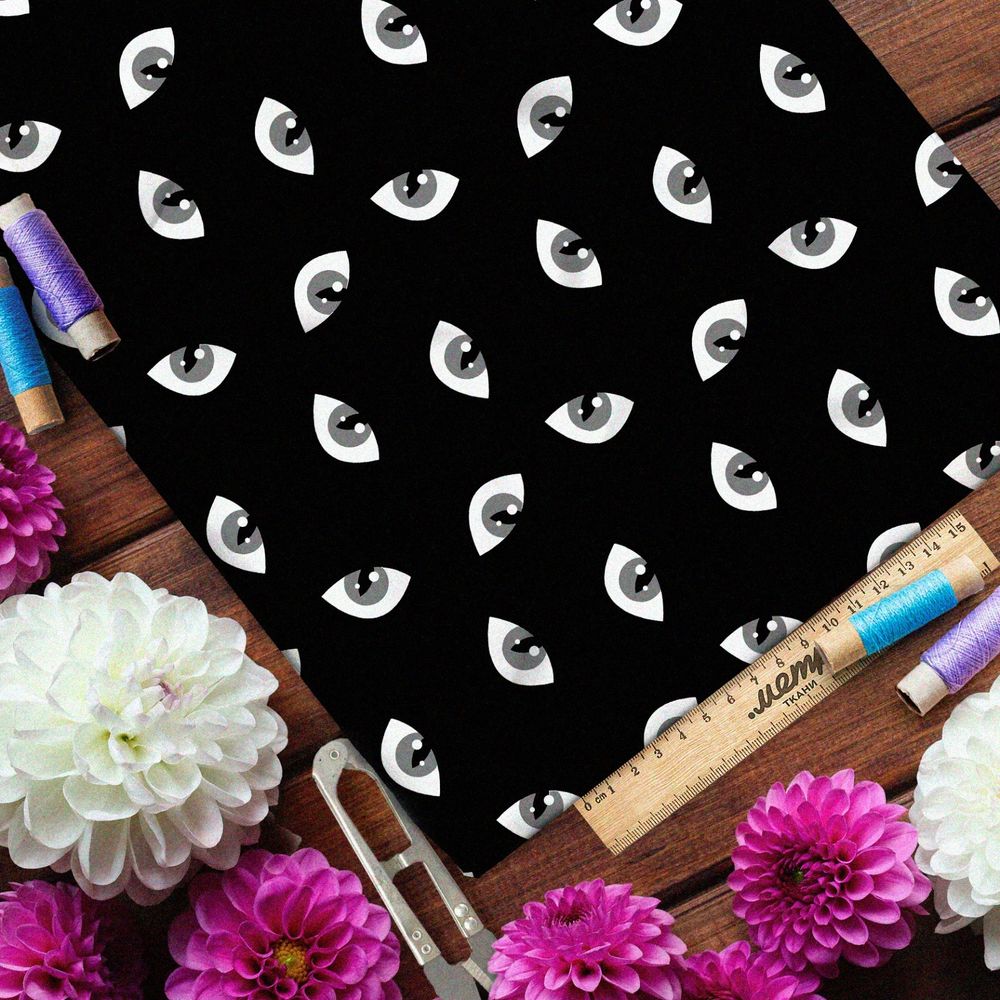 Ткань атлас серые кошачьи глаза на чёрном фоне