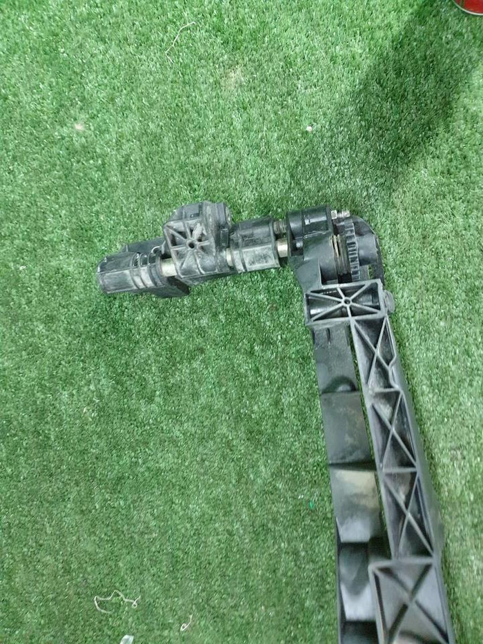 Кронштейн решетки радиатора Mercedes E W212 (2009-2016)