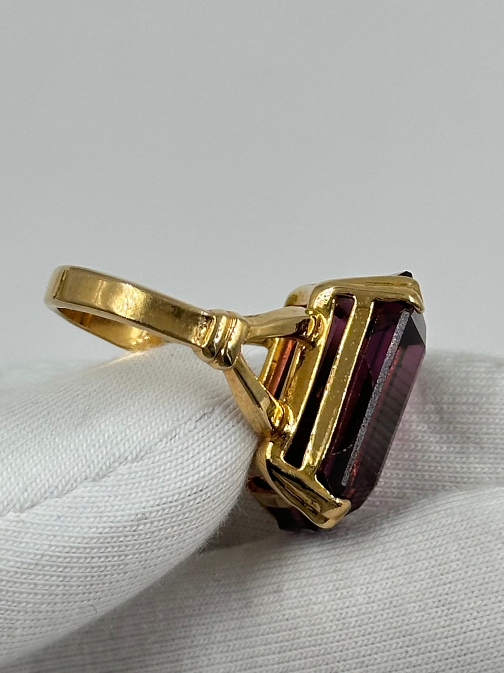 Кольцо с фиолетовым кристаллом