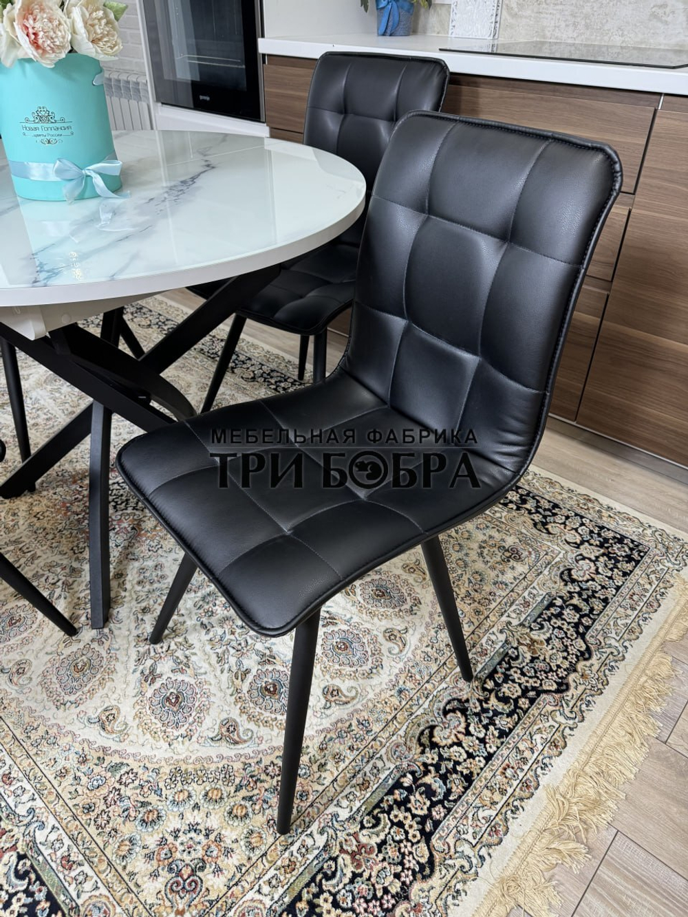 Круглый стеклянный раздвижной стол "Серый мрамор 262" и стулья "ГУЧИ" черный