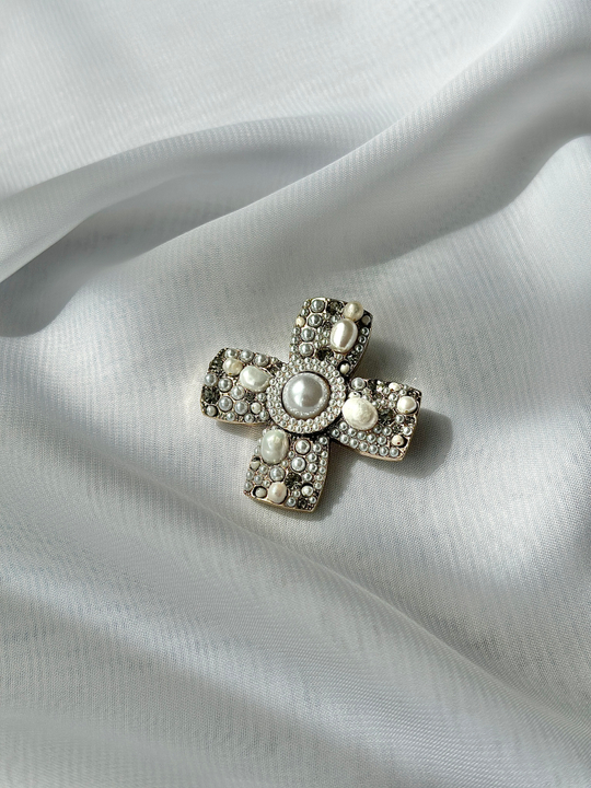 Брошь-подвеска крест с кристаллами и речным жемчугом